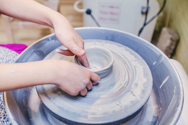 Manos de niños creativos - Hacer arte - Dar forma a la arcilla en la rueda de cerámica - Taller de creatividad
. - Foto, Imagen