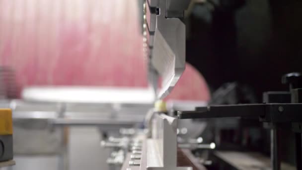 Práce s plechem na speciální obráběcí stroje pro ohýbání - Záběry, video