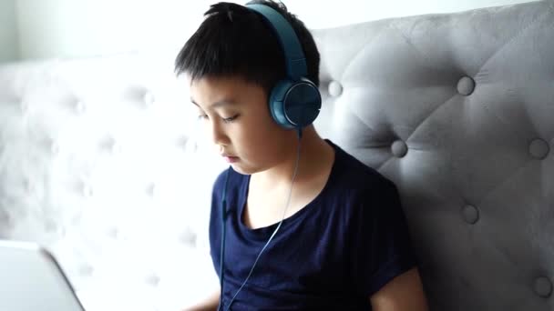 Mały chłopiec rysujący laptop Zagraj gra w domu dla relaksu - Materiał filmowy, wideo