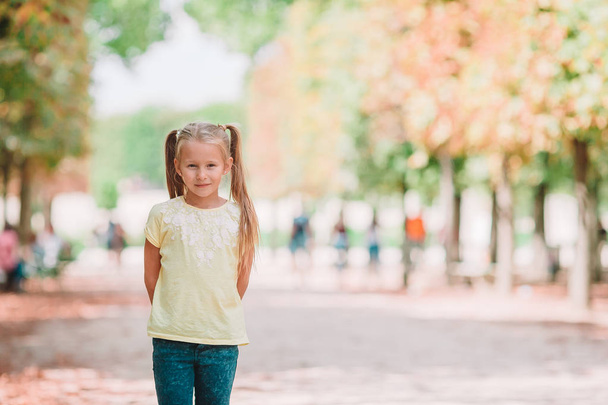 Αξιολάτρευτο κοριτσάκι της μόδας έξω στους κήπους Tuileries, Παρίσι - Φωτογραφία, εικόνα