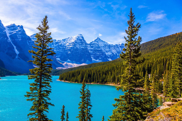 Lake Moraine, one of the most beautiful lakes in the world. It is located in the Valley of the Ten Peaks. Banff. The concept of ecological, photographic and active tourism - Foto, afbeelding