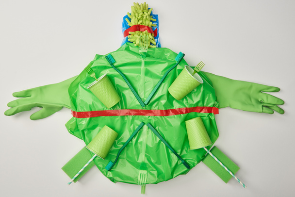 vista superior de tartaruga feita de luvas de borracha, utensílios de mesa de plástico descartável, saco, esponjas isoladas em branco
 - Foto, Imagem