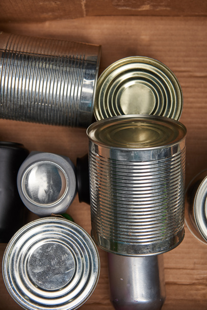 diferentes latas de hierro de plata en caja de cartón
 - Foto, Imagen