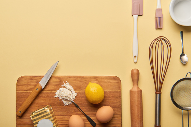 plano con utensilios de cocina e ingredientes sobre tabla de cortar de madera
 - Foto, imagen