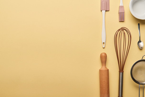 flat lay with cooking utensils on yellow background with copy space - Foto, Bild