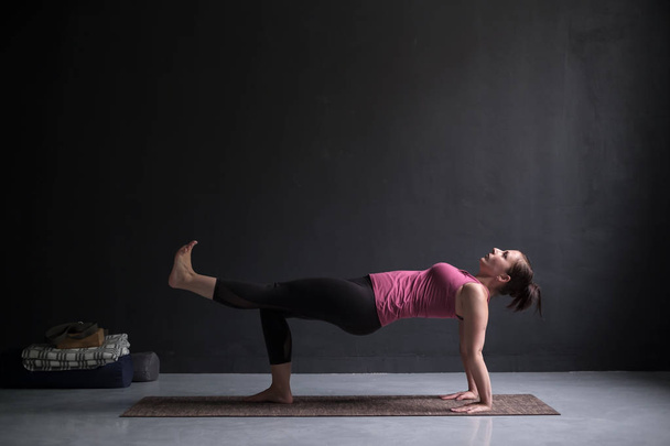 женщина практикует концепцию йоги, делает упражнения Purvottanasana, вверх Планк позы
 - Фото, изображение