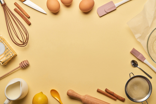 vista superior utensilios de cocina y marco de ingredientes sobre fondo amarillo con espacio para copiar
 - Foto, Imagen