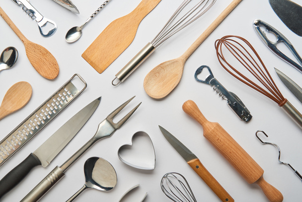 vista superior de utensilios de cocina de metal y madera sobre fondo gris
  - Foto, Imagen
