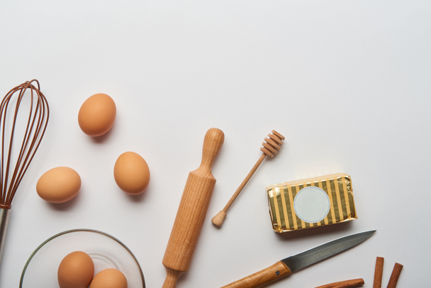 верхний вид деревянных кухонных принадлежностей и сырья хлебобулочных ингредиентов на сером фоне
  - Фото, изображение