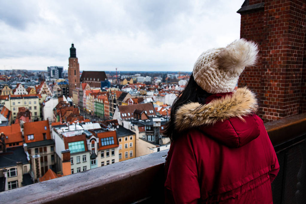 Girl enjoying landmark view of Wroclaw city in Poland - Foto, afbeelding