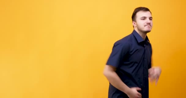 Kaukasischer Mann im blauen Hemd tanzt fröhlich - Filmmaterial, Video