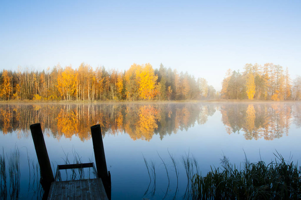 Осенний утренний пейзаж вод реки Кимиоки и пир в тумане. Финляндия, Kymenlaakso, Kouvola
 - Фото, изображение