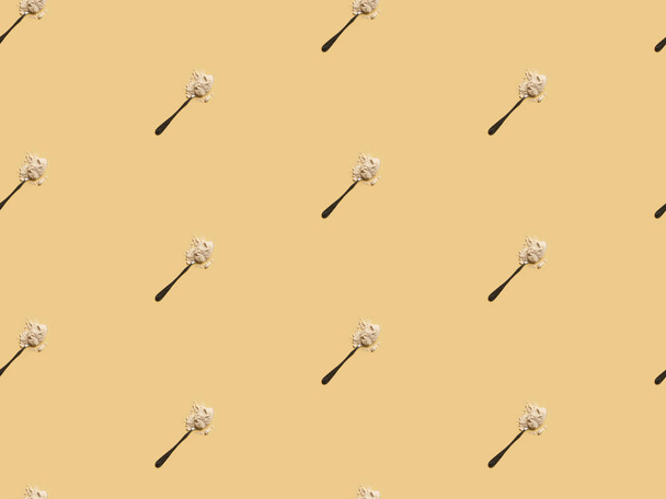 scattered flour in spoons on yellow background, seamless pattern - Fotoğraf, Görsel