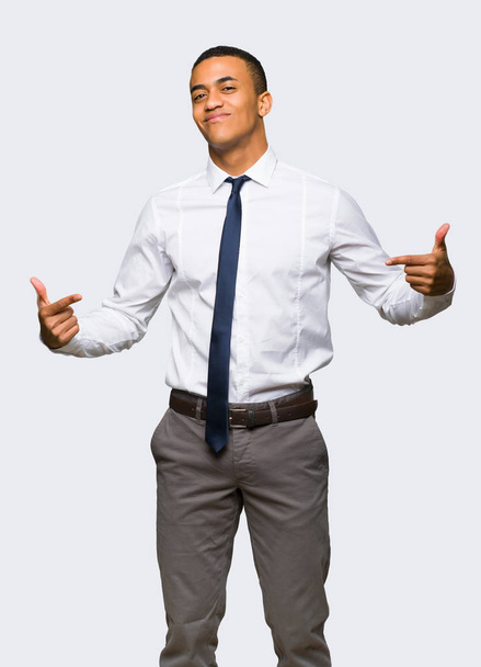 Молодих афро американським бізнесменом гордий і самостійної задоволені в Любіть себе концепція на ізольованих фоні - Фото, зображення
