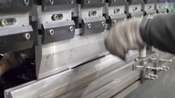 Werknemer bochten metalen plaat op de industriële machine - Video