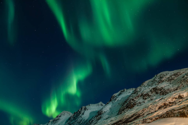 Increíble Aurora Boreal en el norte de Noruega (Kvaloya), montañas en el fondo
 - Foto, imagen