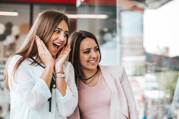 Молодые женщины наслаждаются покупками, веселятся вместе - Картина дня - Коммерсантъ
 - Фото, изображение