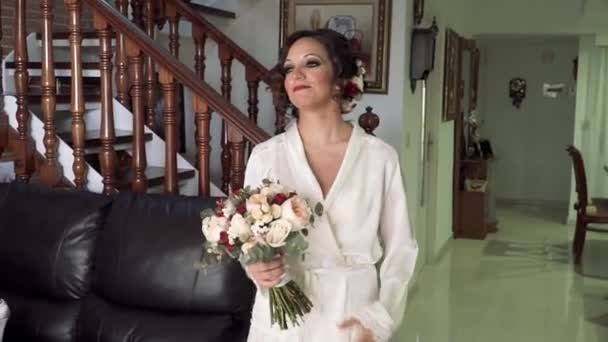 The bride take at the wedding bouquet and corrects it. Tenderness. Slow motion - Footage, Video