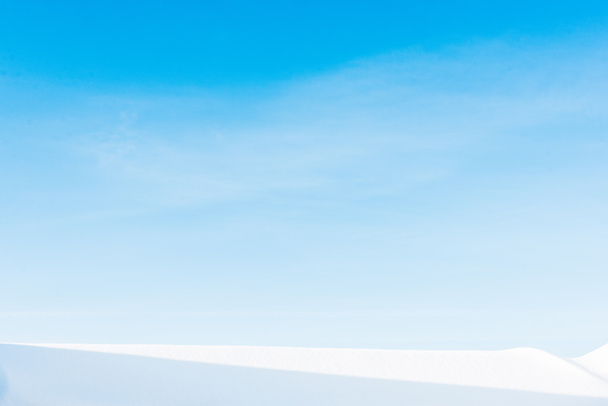 ciel bleu clair dans les montagnes des Carpates recouvertes de neige
 - Photo, image