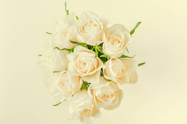 Creative vista superior plana leigos buquê de rosas brancas frescas com espaço de cópia papel pastel estilo minimalismo de fundo. Modelo blog feminino mídia social feriado casamento convite cartão
 - Foto, Imagem