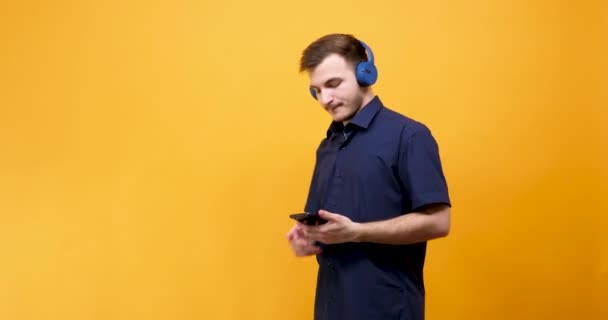 Positive man listening music in his headphones - Imágenes, Vídeo