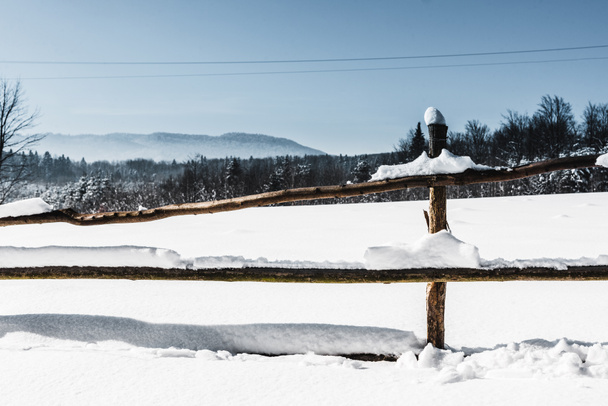 puinen aita peitetty lumella Karpaattien vuoristossa
 - Valokuva, kuva