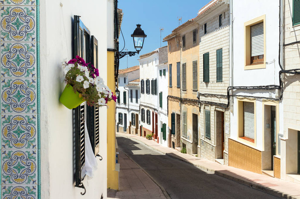 Dekoratív Burkolócsempék és virágok: Alaior, Menorca - hangsúly a házak - Fotó, kép