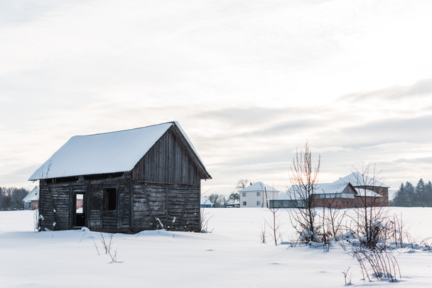 casas antiguas de madera en pueblo de montaña en carpatos nevados
 - Foto, imagen