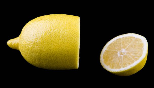 Zitrone isoliert auf schwarzem Hintergrund - Foto, Bild