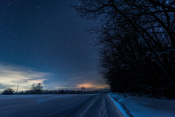 sötét egére és a közúti, a Kárpát-hegység a téli éjszaka - Fotó, kép