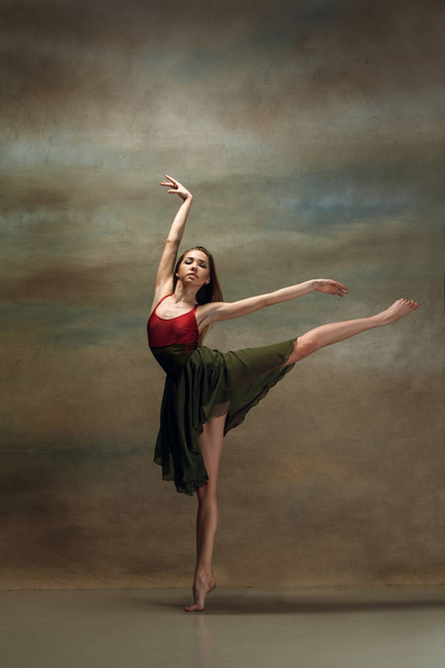 The woman dancing on gray - Valokuva, kuva