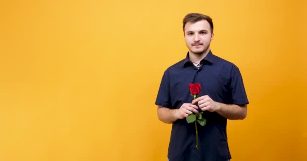 Confident man with a rose - Footage, Video