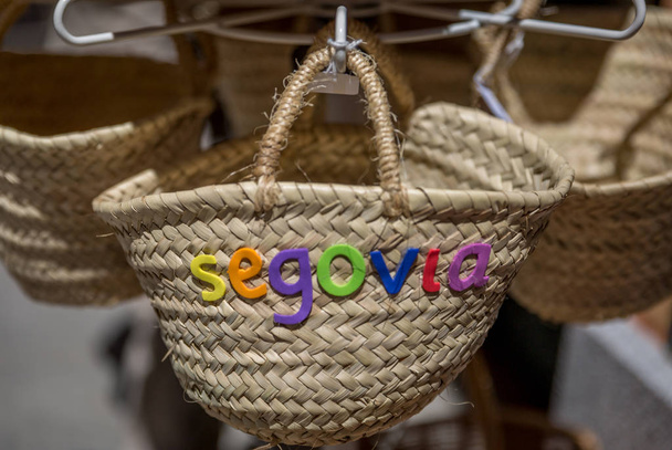 Cesta de vime com a palavra Segovia, Espanha
 - Foto, Imagem