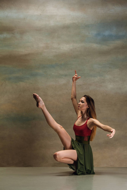The woman dancing on gray - Fotó, kép