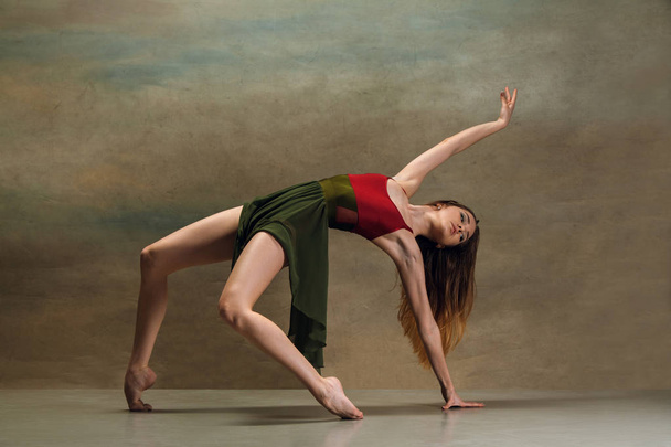 The woman dancing on gray - Valokuva, kuva