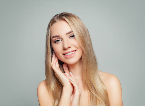 Happy woman with healthy hair and skin. Blonde girl smiling. Facial treatment, haircare and cosmetology - Foto, afbeelding