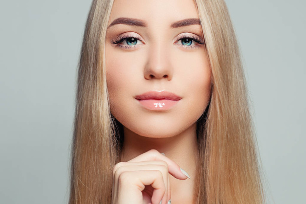 Beautiful face closeup portrait. Blonde model woman with long healthy hair and clear skin - Foto, Imagen