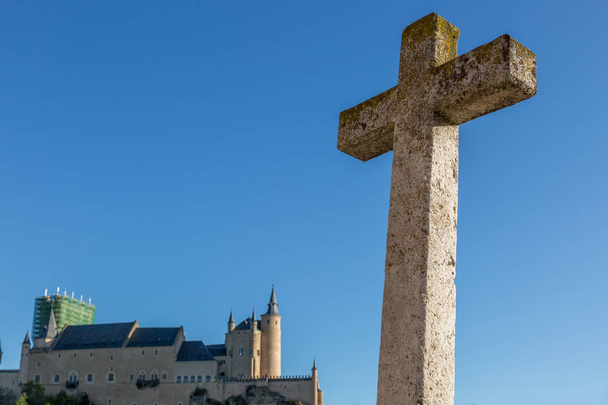Nagy kereszt előtt az egyház a valódi keresztet, a háttérben az Alcazar del Segovia, Spanyolország - Fotó, kép