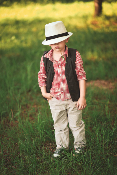 хлопчик модель з емоціями в стильному одязі навесні зовні сонячно
 - Фото, зображення