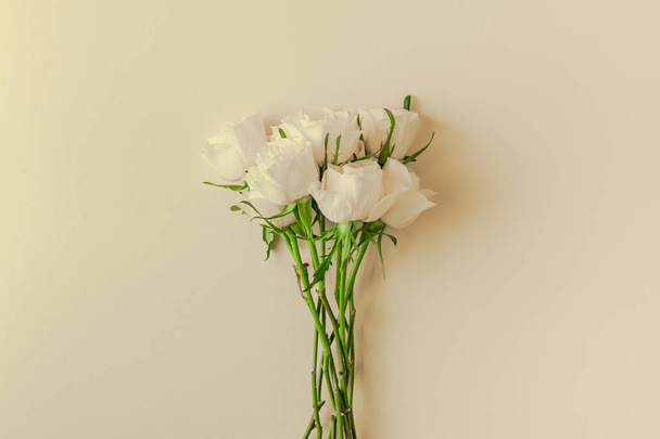 kreative Ansicht flach lag frische weiße Rosen Strauß mit Kopierraum Pastellpapier Hintergrund Minimalismus Stil. Vorlage feminine Blog Social Media Urlaub Hochzeitseinladungskarte - Foto, Bild