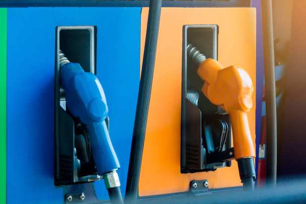 Fermer les buses de carburant à la station-service. Énergie pétrolière et gazière
. - Photo, image