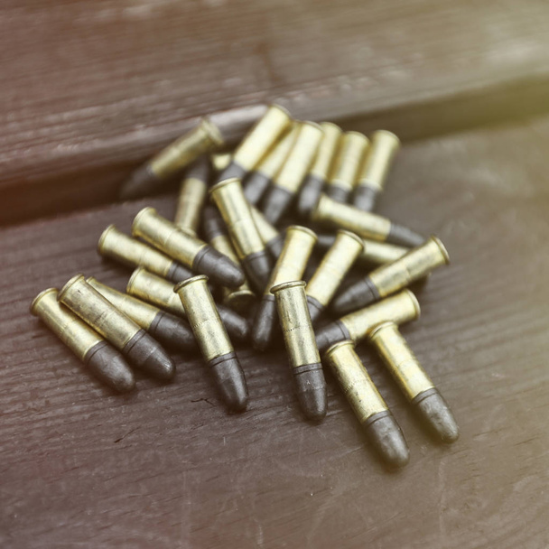 Cartucce di piccolo calibro per fucile su fondo di legno
 - Foto, immagini