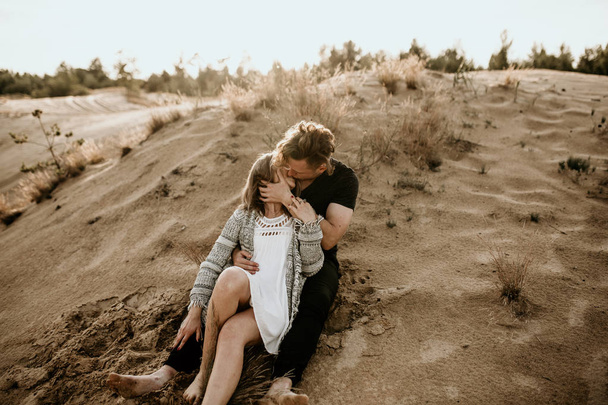 Fiatal, boldog pár csók a strandon  - Fotó, kép
