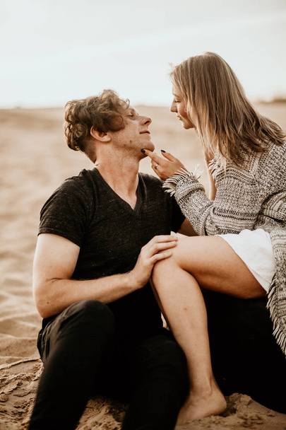 Jovem, feliz casal beijando na praia
  - Foto, Imagem