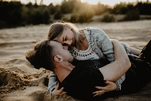 Joven, feliz pareja besándose en la playa
  - Foto, imagen