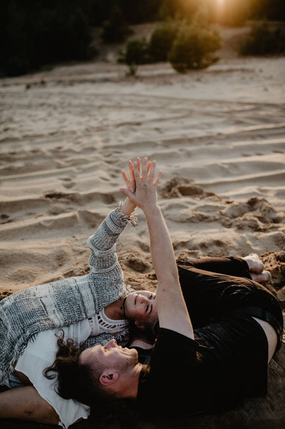 feliz pareja enamorada pasar un buen rato en la playa y disfrutar el uno del otro
 - Foto, imagen
