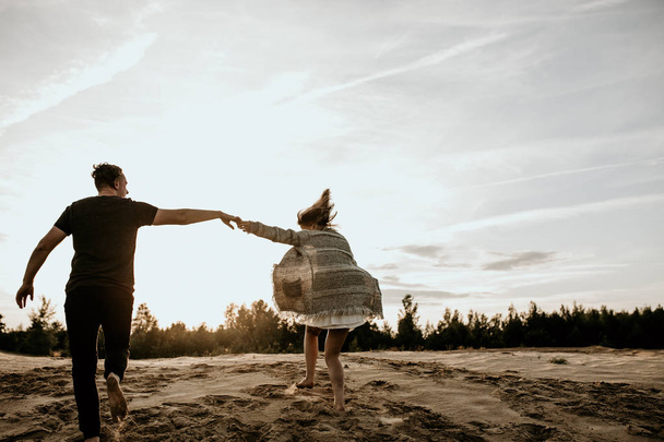 casal feliz no amor passar um bom tempo na praia e desfrutar uns dos outros
 - Foto, Imagem