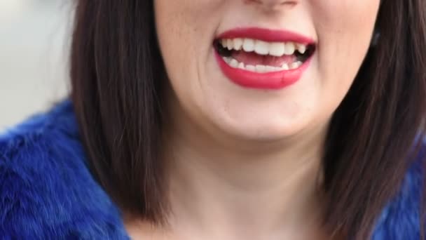 αργή κίνηση ακραία close up στόμα γυναίκα με σκουλαρίκια χαμογελαστή ευτυχία, ανέμελη, γαλήνια έννοια - Πλάνα, βίντεο