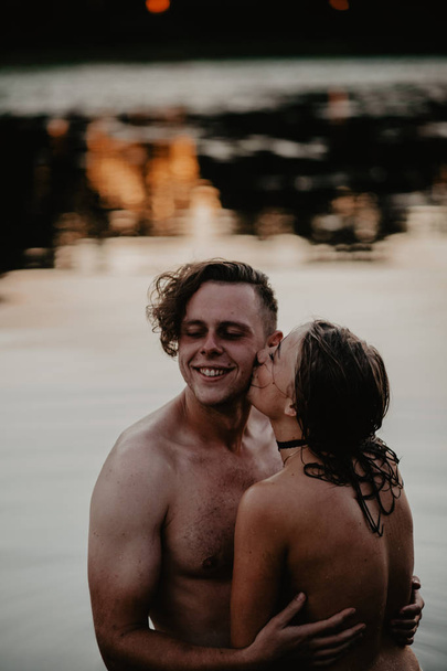 Jeune couple étreignant dans le lac
 - Photo, image