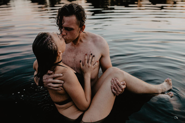 Jeune couple étreignant dans le lac
 - Photo, image